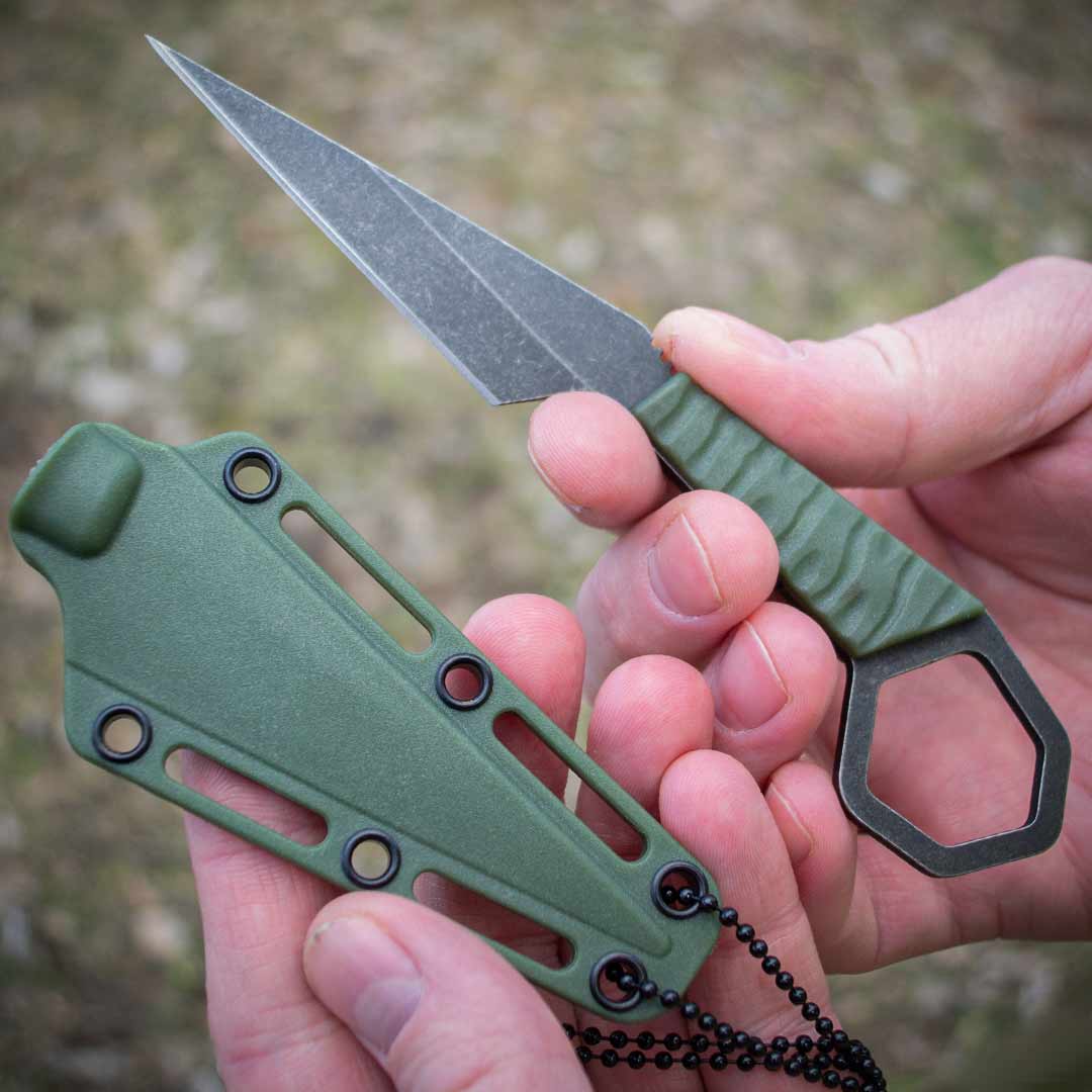 Ніж нагрудний Scalpel, сталь 440C пластиковий чохол з ланцюжком (5063)